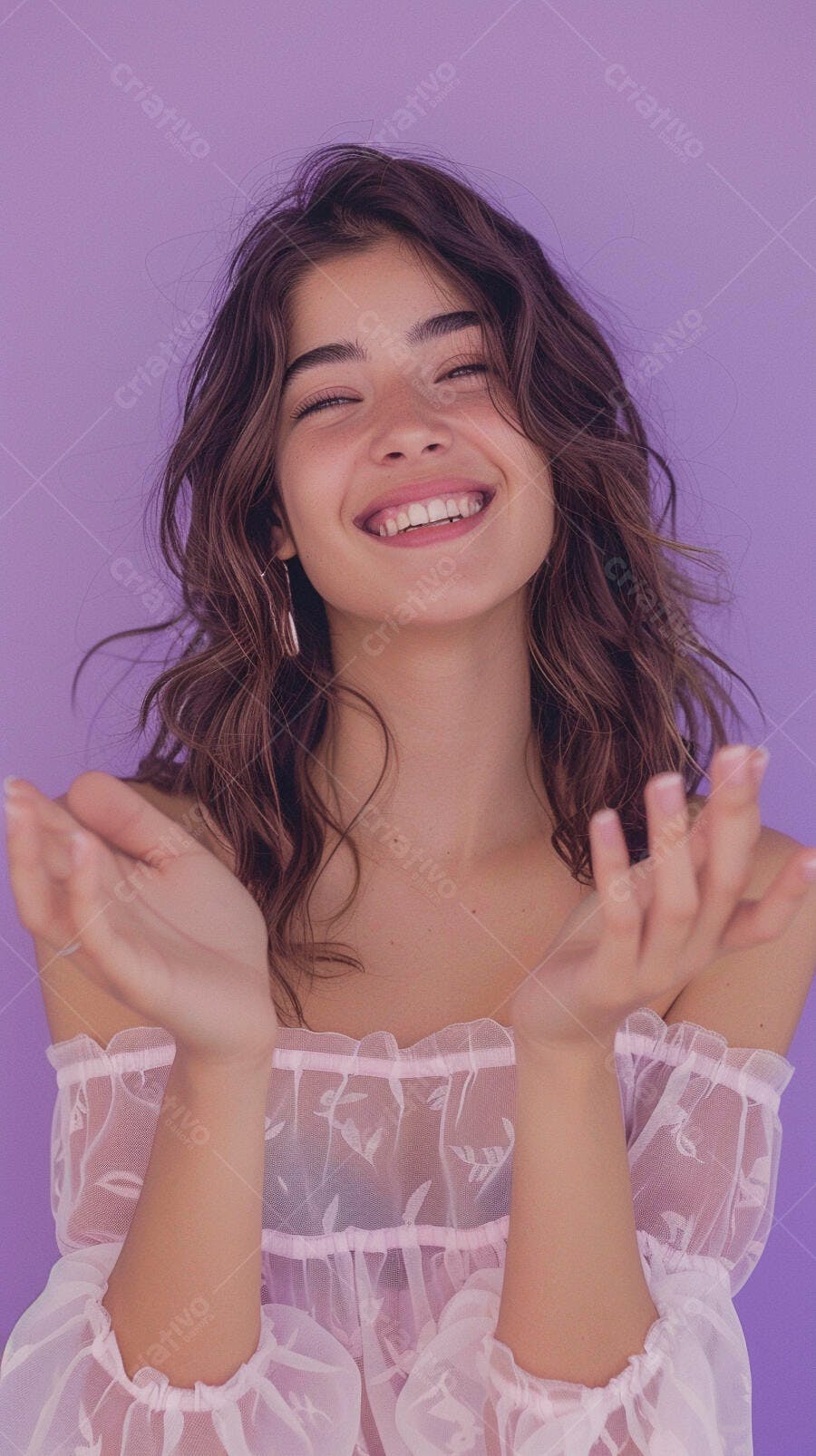 Mulher sorridente roupa rosa fundo roxo