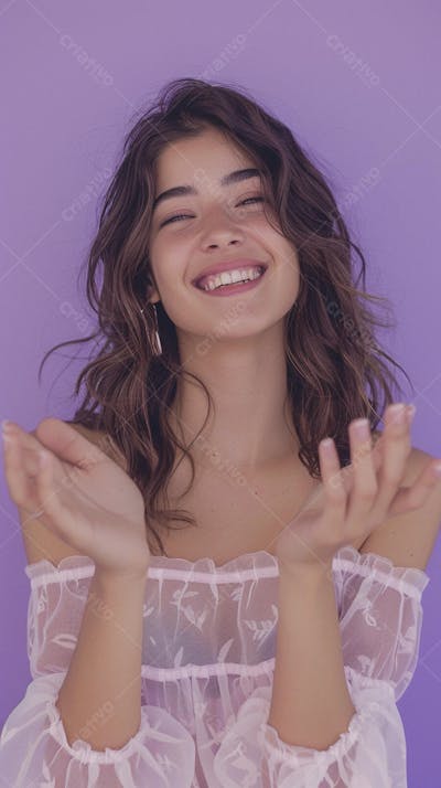 Mulher sorridente expressando alegria com fundo lilás