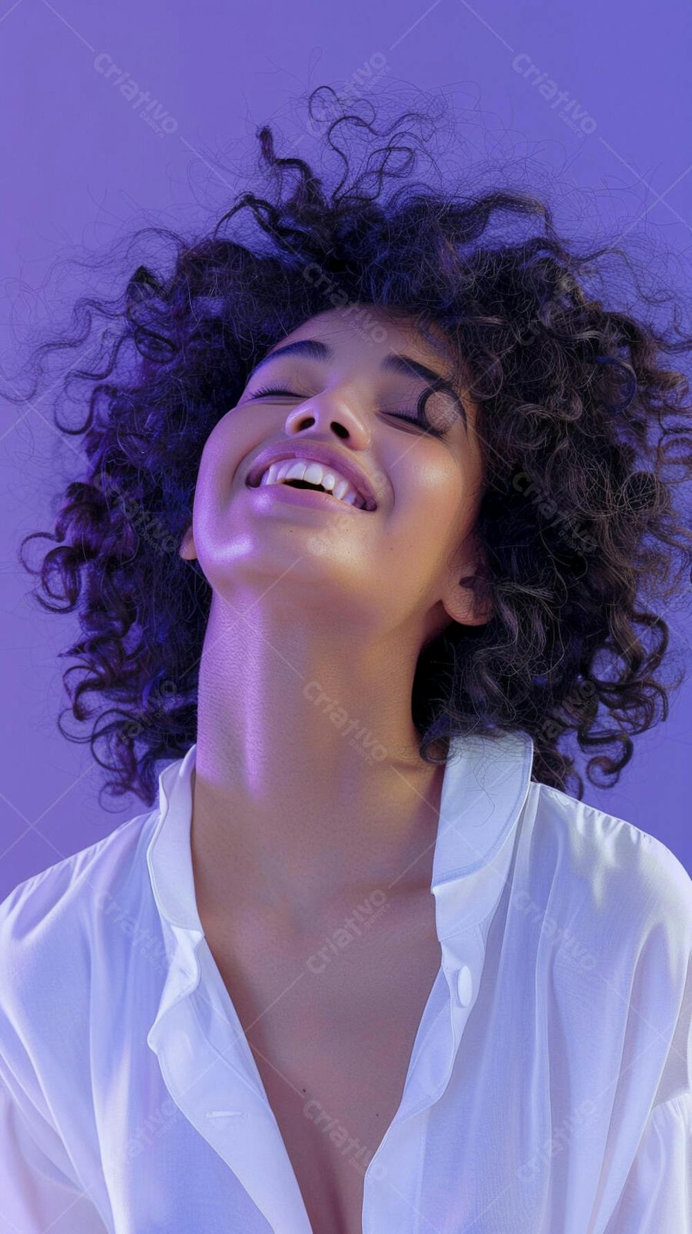 Mulher sorridente expressando alegria com fundo lilás