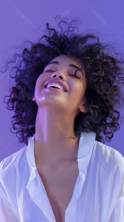 Mulher sorridente expressando alegria com fundo lilás