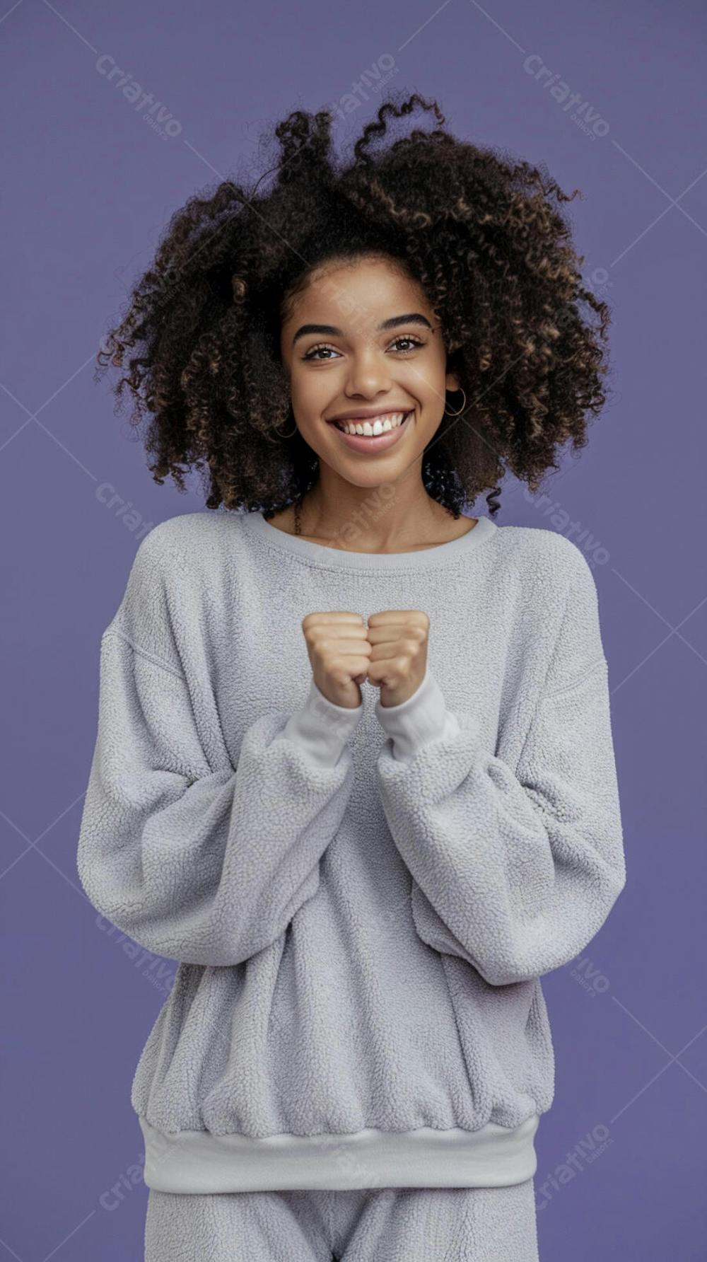 Mulher sorridente expressando alegria com fundo lilás