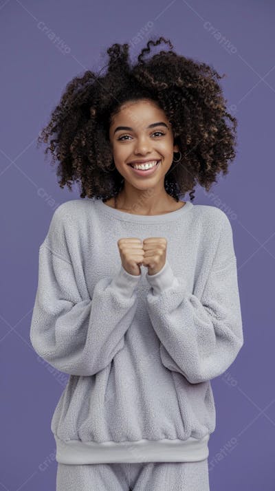 Mulher sorridente expressando alegria com fundo lilás