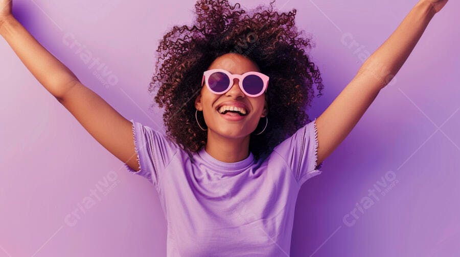 Mulher negra alegre com óculos rosa