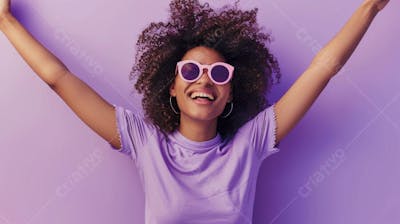 Mulher sorridente expressando alegria com fundo lilás