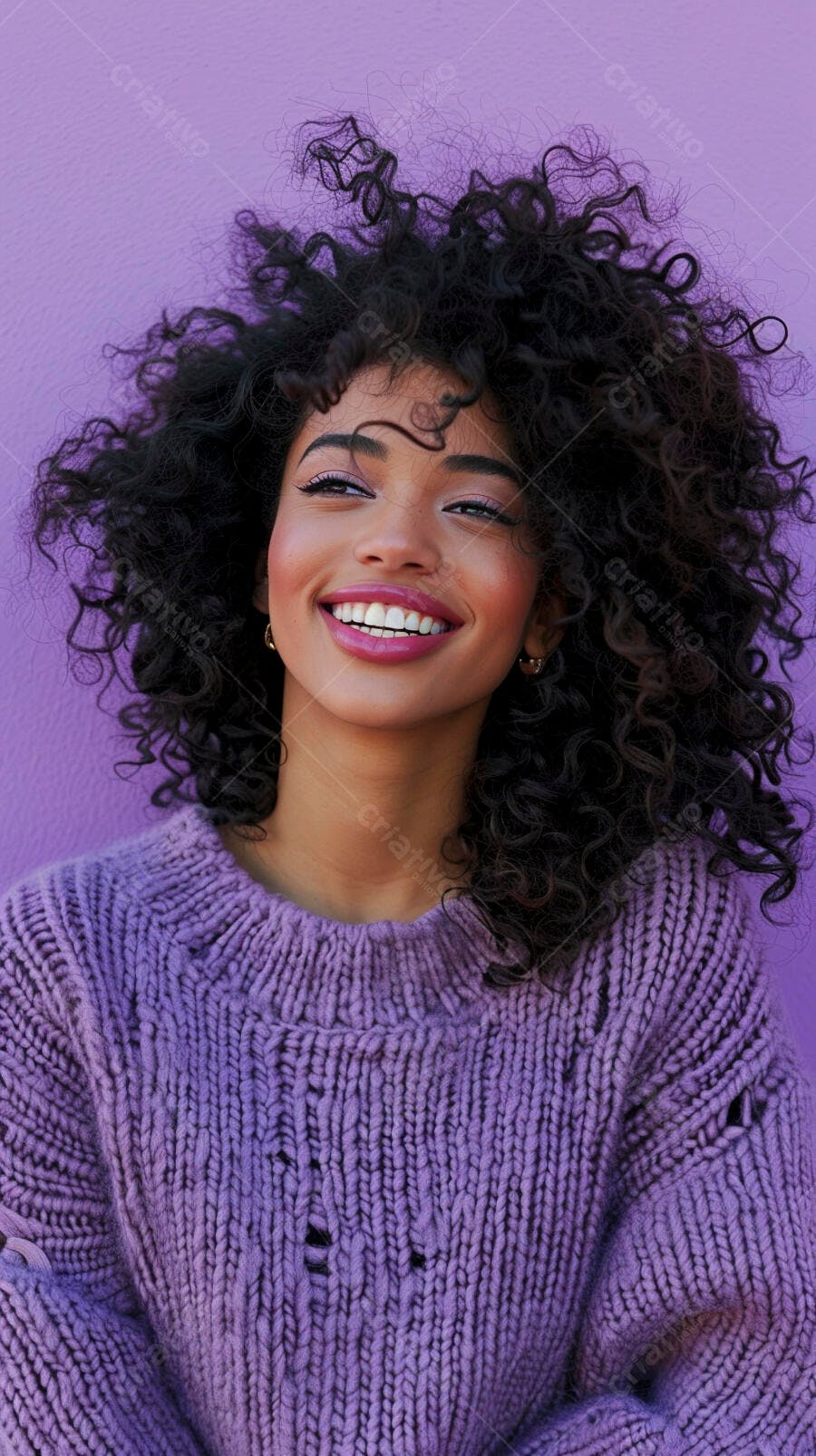 Mulher negra sorrindo suéter roxo fundo roxo