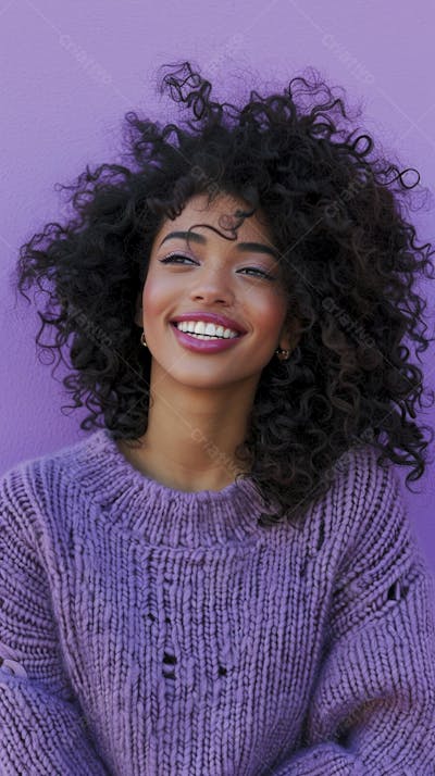 Mulher sorridente expressando alegria com fundo lilás