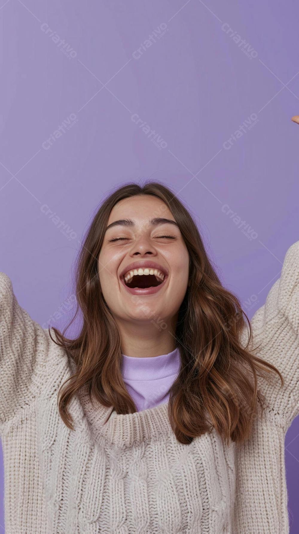 Mulher sorridente expressando alegria com fundo lilás