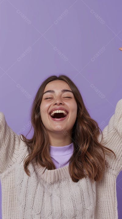Mulher sorridente expressando alegria com fundo lilás