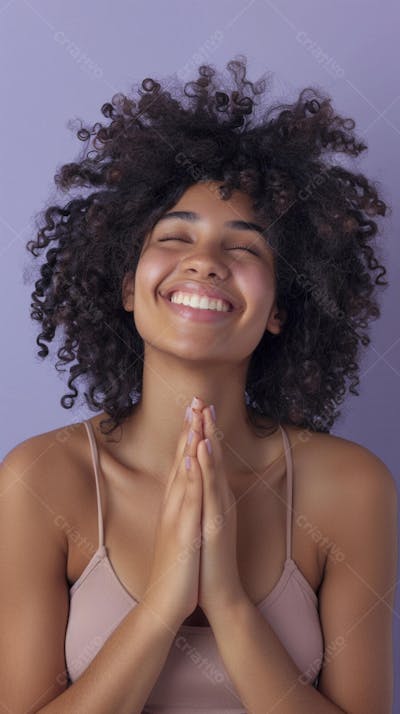 Mulher sorridente expressando alegria com fundo lilás