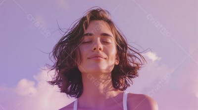 Mulher sorridente expressando alegria com fundo lilás