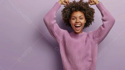 Mulher sorridente expressando alegria com fundo lilás