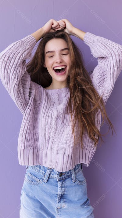 Mulher sorridente expressando alegria com fundo lilás