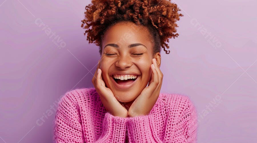 Mulher negra rindo com suéter rosa