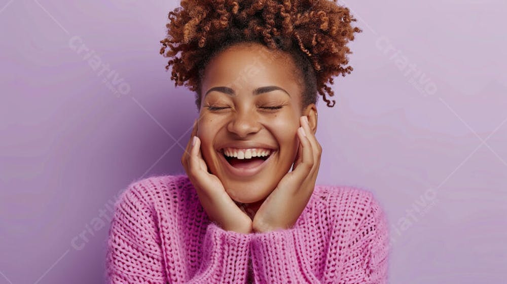 Mulher sorridente expressando alegria com fundo lilás