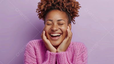 Mulher sorridente expressando alegria com fundo lilás