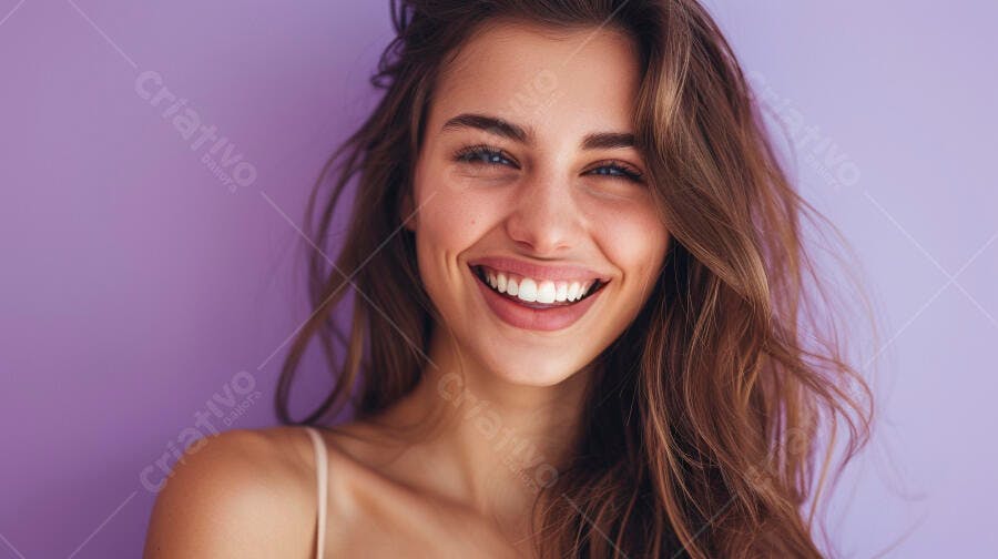 Mulher sorrindo fundo roxo