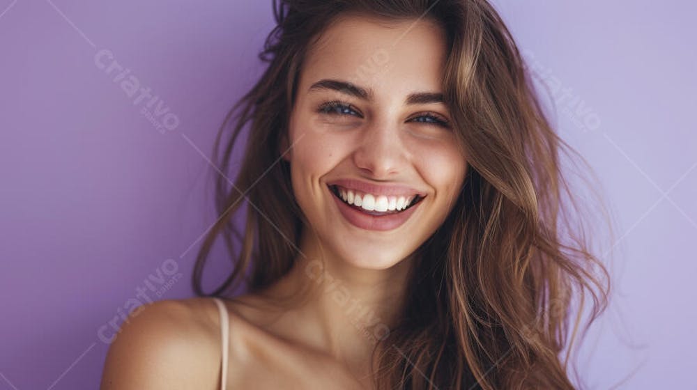 Mulher sorridente expressando alegria com fundo lilás