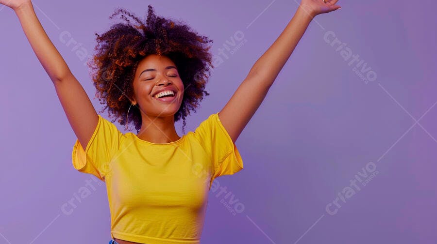 Mulher negra feliz braços levantados fundo roxo