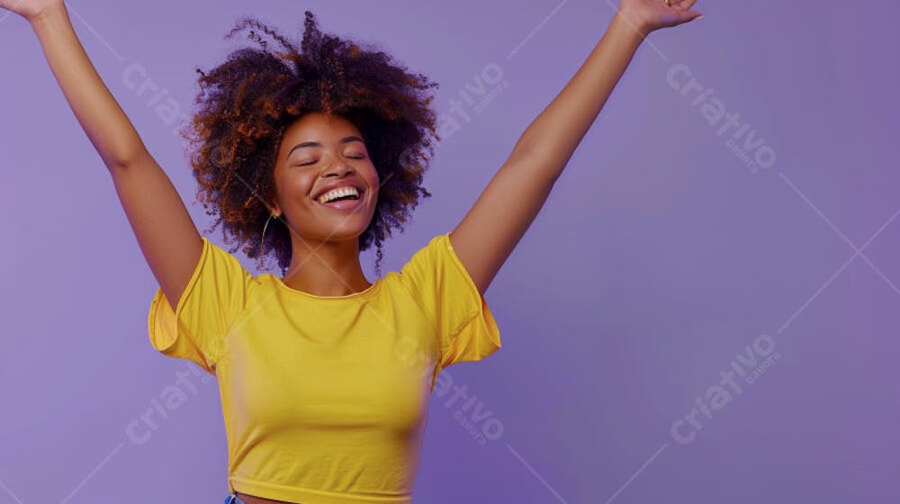 Mulher sorridente expressando alegria com fundo lilás