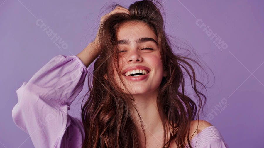 Mulher rindo com cabelo castanho claro fundo roxo