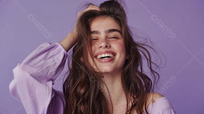 Mulher sorridente expressando alegria com fundo lilás