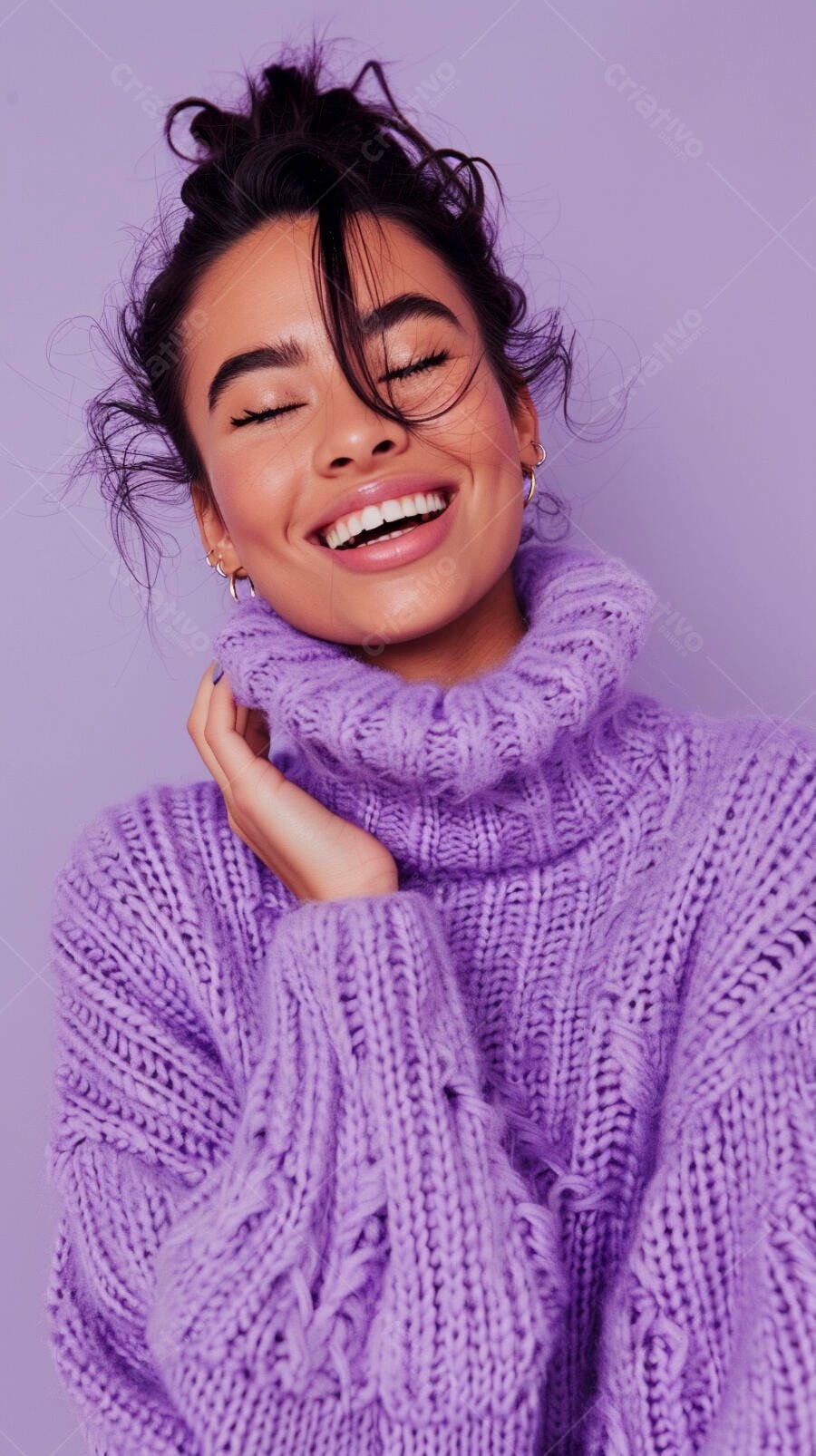 Mulher sorridente suéter roxo fundo lilás