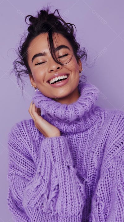 Mulher sorridente expressando alegria com fundo lilás