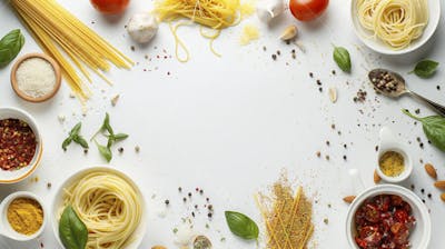 Ingredientes para um prato de espaguete carbonara vistos de cima