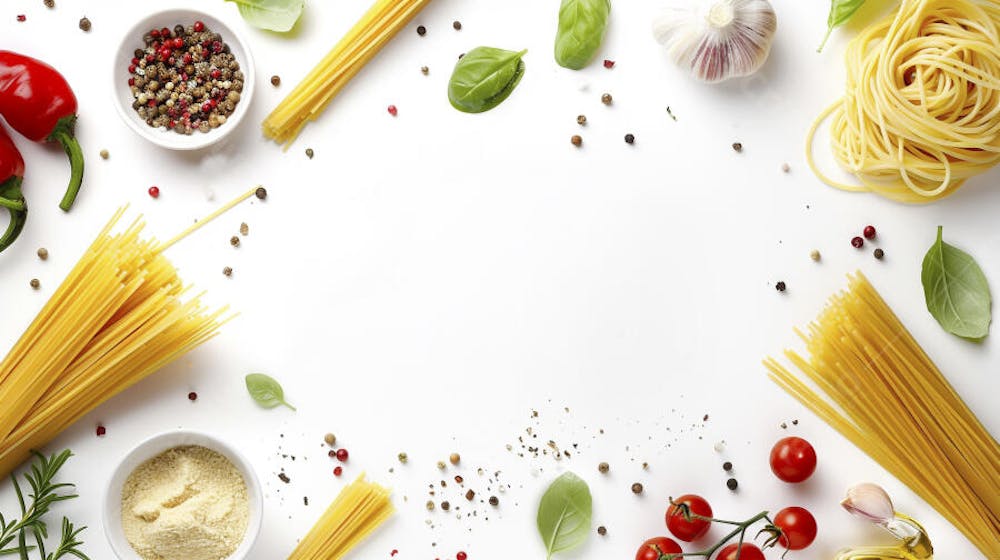 Ingredientes para um prato de espaguete carbonara vistos de cima