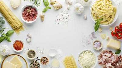 Ingredientes para um prato de espaguete carbonara vistos de cima