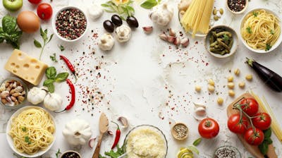 Ingredientes para um prato de espaguete carbonara vistos de cima