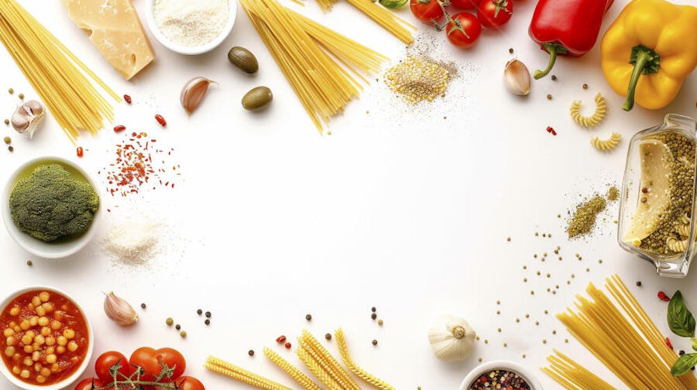 Ingredientes para um prato de espaguete carbonara vistos de cima