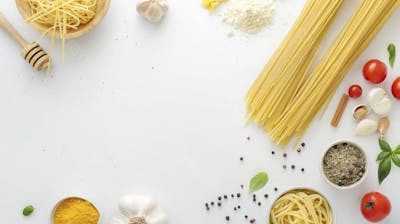 Ingredientes para um prato de espaguete carbonara vistos de cima