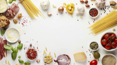 Ingredientes para um prato de espaguete carbonara vistos de cima