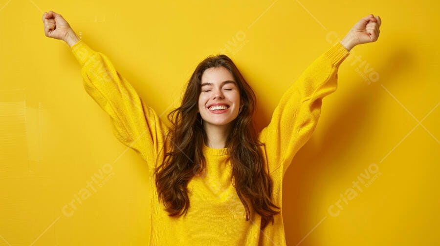 Mulher feliz com braços abertos fundo amarelo
