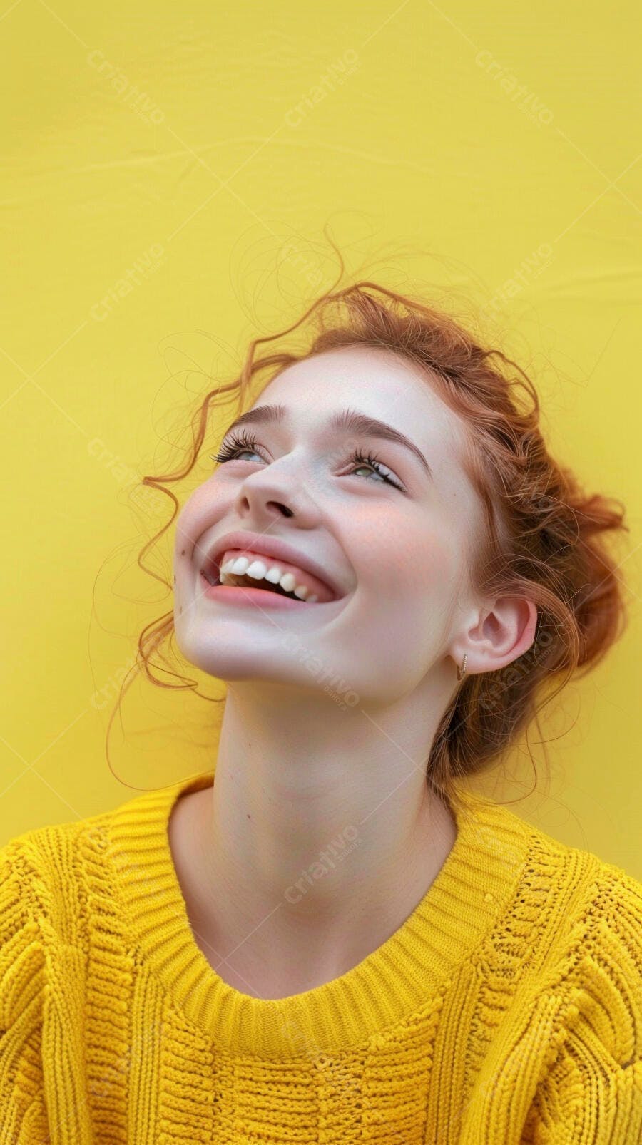 Mulher ruiva sorrindo fundo amarelo