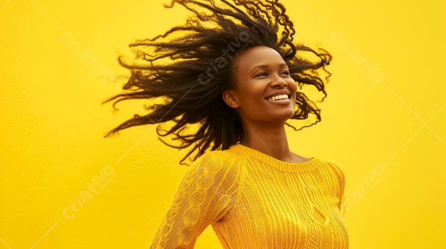 Mulher negra alegre cabelo solto fundo amarelo