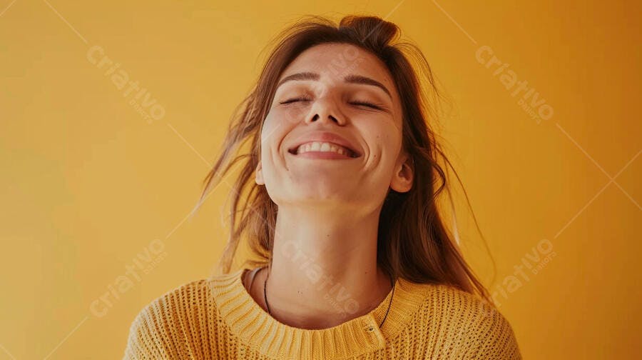 Mulher feliz fundo amarelo sorrindo