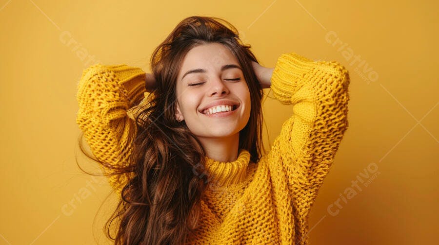 Mulher feliz em suéter amarelo