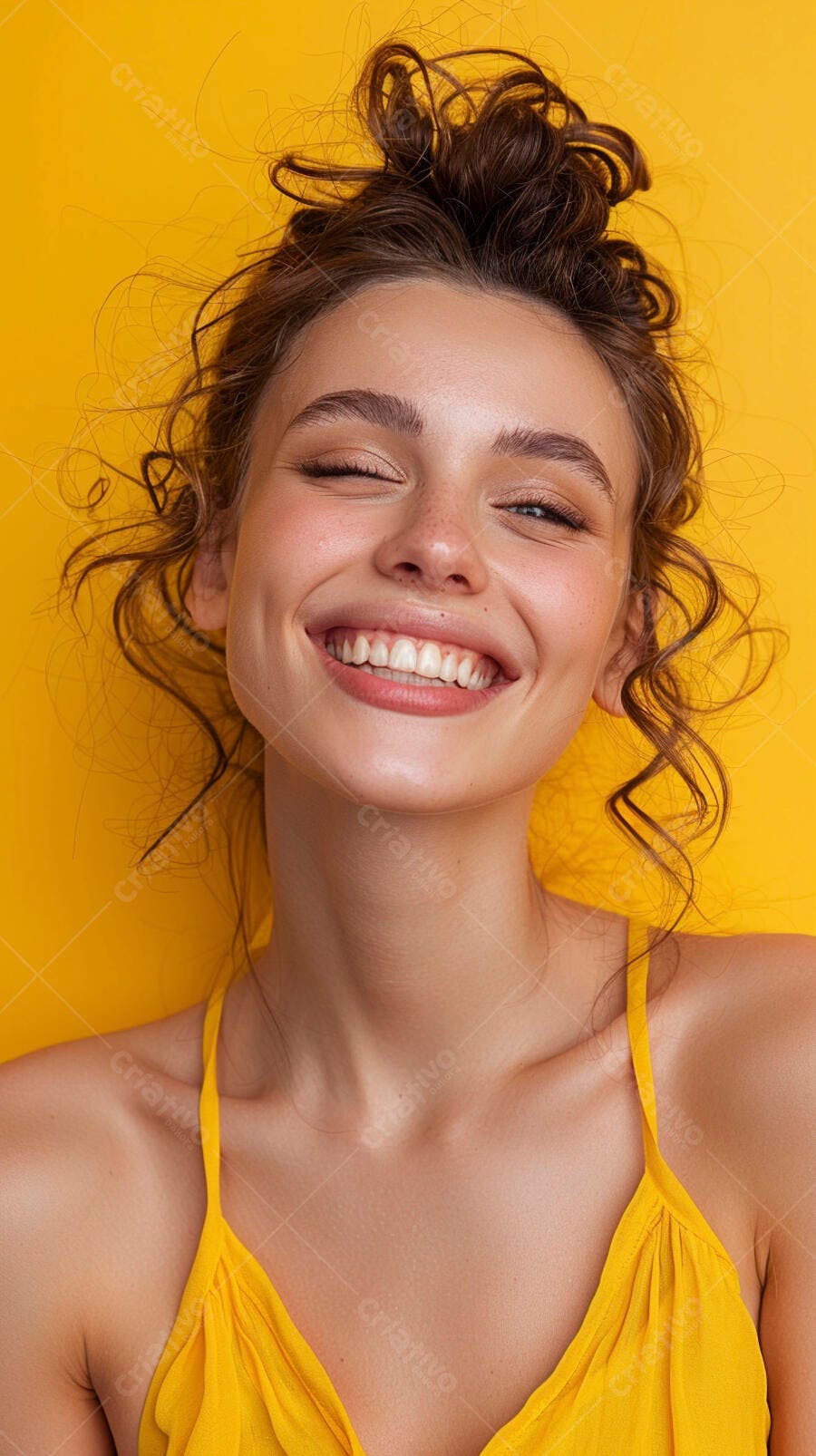 Mulher sorridente fundo amarelo vestido amarelo