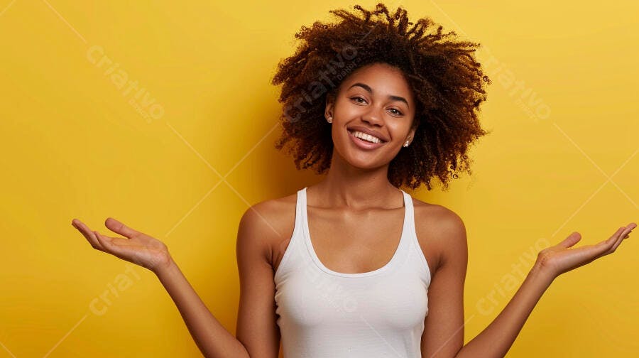Mulher negra sorridente fundo amarelo