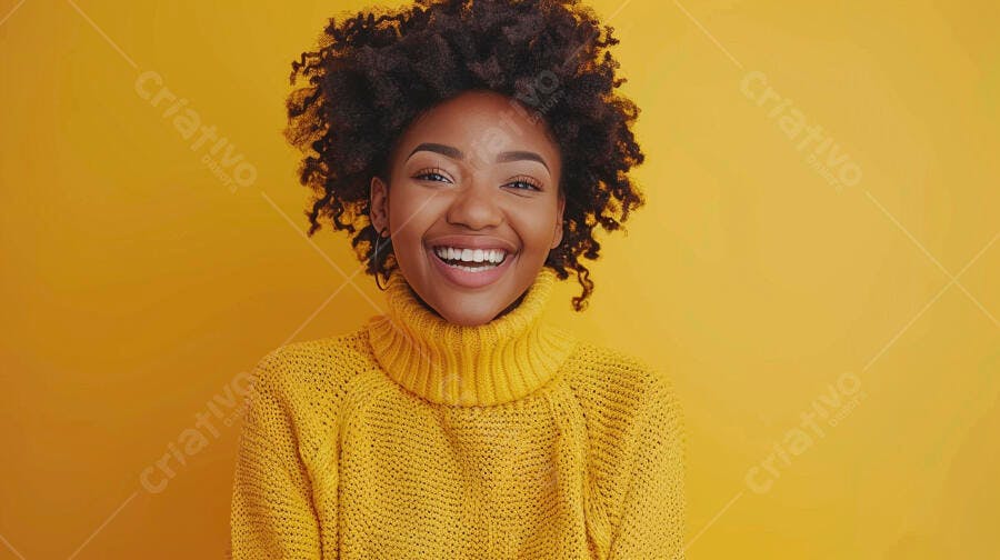 Mulher negra sorrindo fundo amarelo