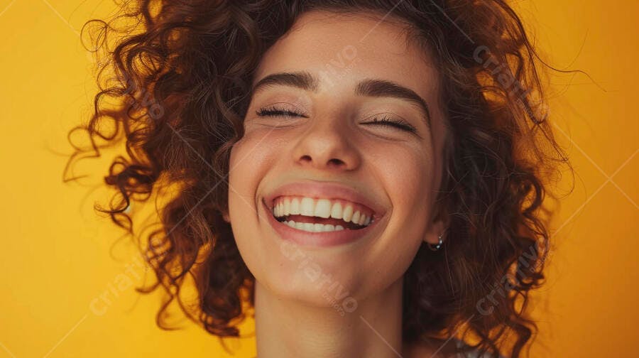 Mulher rindo com cabelo cacheado fundo amarelo