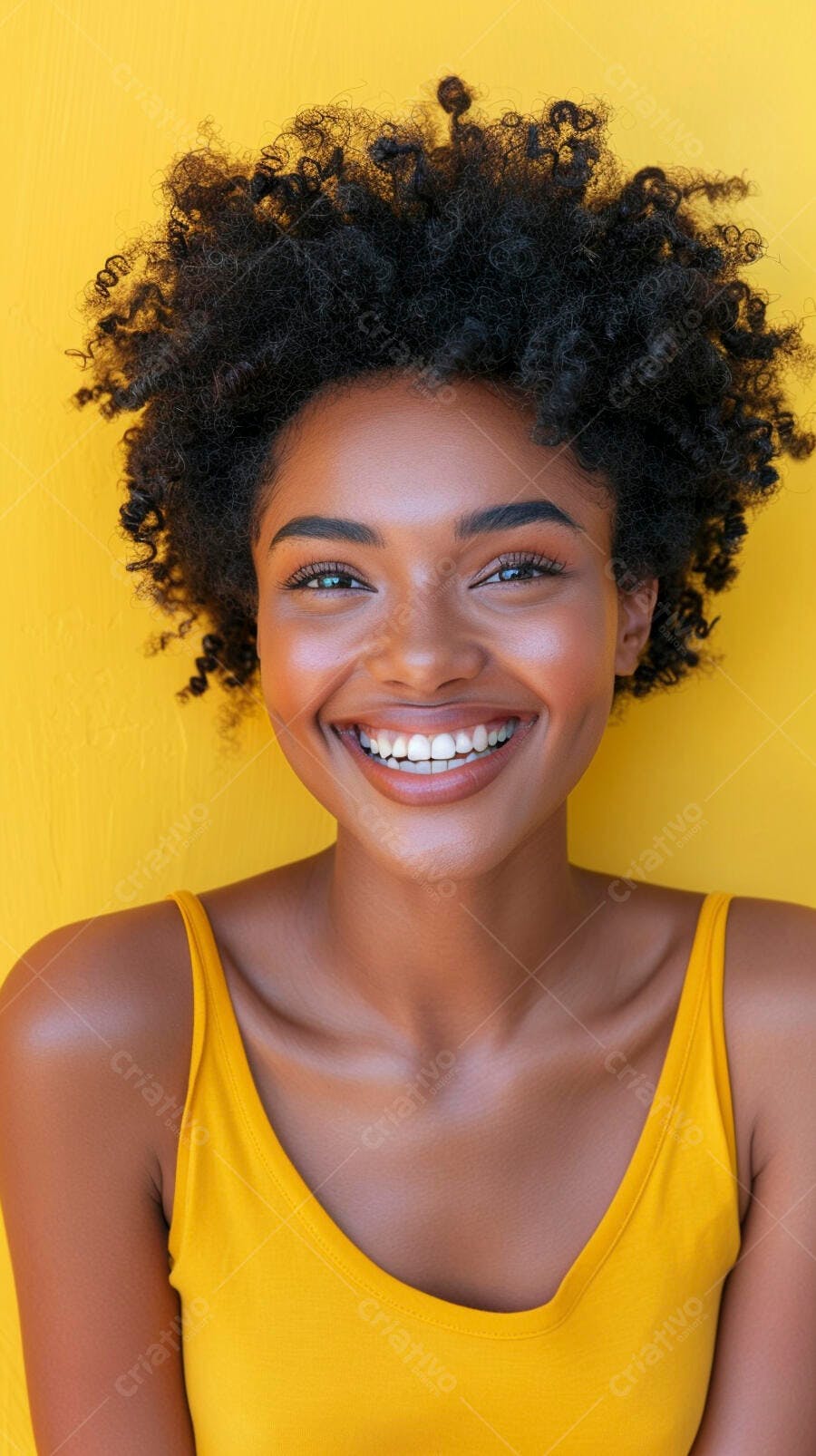 Mulher negra sorrindo fundo amarelo