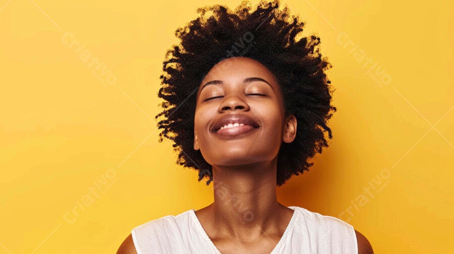 Mulher negra sorrindo fundo amarelo