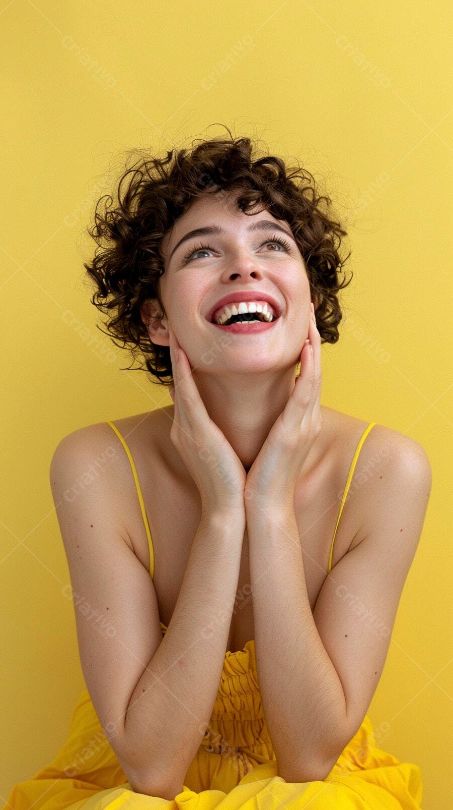 Mulher rindo em vestido amarelo fundo amarelo