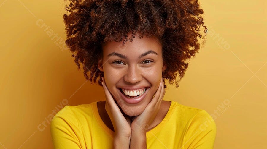 Mulher negra sorrindo fundo amarelo