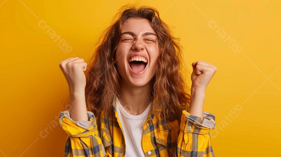 Mulher feliz comemorando fundo amarelo