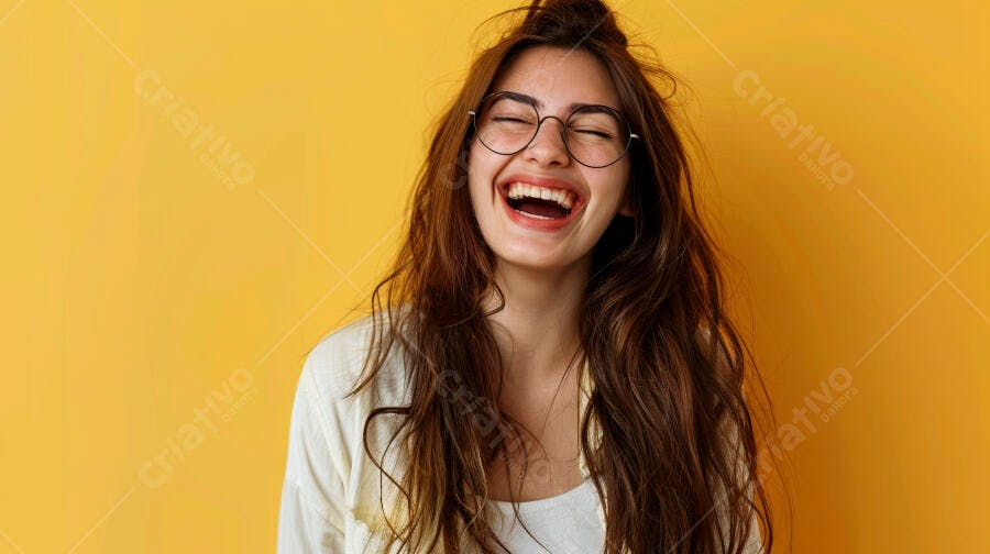 Mulher rindo óculos fundo amarelo