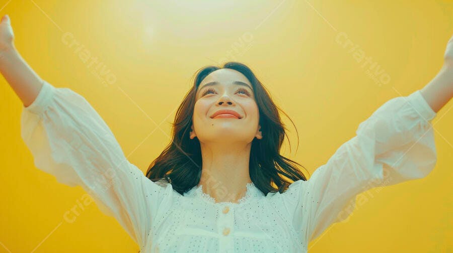 Mulher asiática feliz braços abertos fundo amarelo